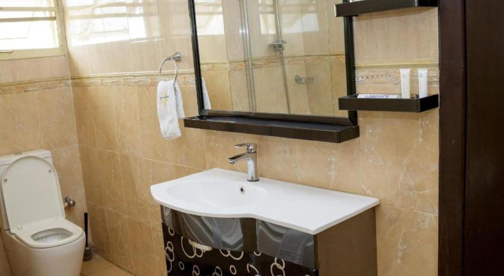 Room in Lodge - Apartment Royale Hotel-3 Bd Apartment Ikeja Esterno foto